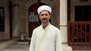 'Hayatının merkezindeki' camide imamet yapmanın mutluluğunu yaşıyor