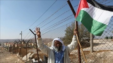 İlerleyen yaşına karşın elinde sembol dilinde tekbirle Filistin direnişinin sembolü oldu