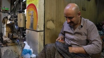 Iraklı ayakkabı tamircisi, dedesinden devraldığı mesleği 30 yıldır tutkuyla sürdürüyor