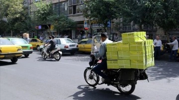 İran’da motosiklet sürücüleri taşımacılık sektörüne yeni boyut kazandırdı