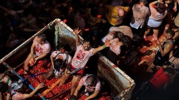 İspanya'da La Tomatina festivalinde 130 ton domates havalarda uçuştu
