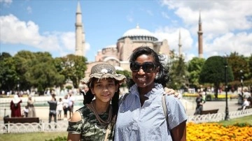 İstanbul dünyanın dört bir yanından gelen turistleri ağırlamaya devam ediyor