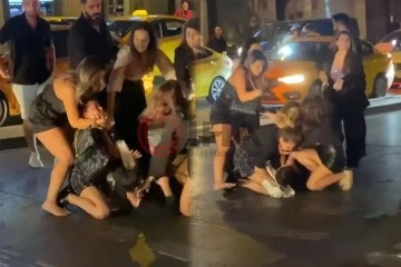 İstanbul’un göbeğinde kadınların saç saça kavgası kamerada