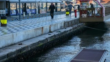 İzmir'de deniz suyu, poyraz nedeniyle yaklaşık 60 santimetre çekildi