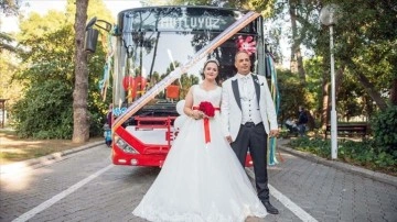 İzmir'de otobüs şoförlüğü yapan çift, nikaha süsledikleri belediye otobüsüyle gitti