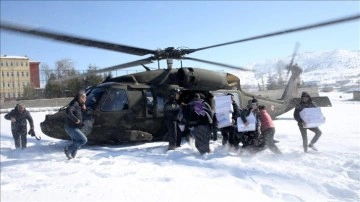 Kahramanmaraşlı depremzedeler kırsala helikopterle erzak taşıyan Mehmetçik'e teşekkür etti