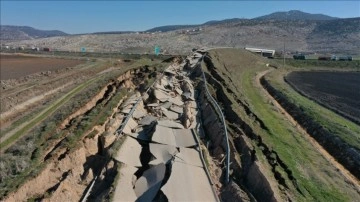 Kahramanmaraş'ta depremde hasar gören bazı yollar dron ile görüntülendi