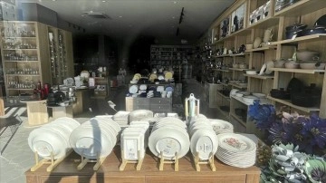 Kahramanmaraş'ta iki depremde de ürünleri sağlam kalan züccaciye mağazası yeniden açıldı