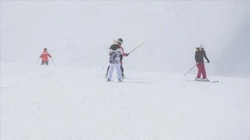 Kar kalınlığının 177 santimetre ölçüldüğü Palandöken'de kayak heyecanı sürüyor
