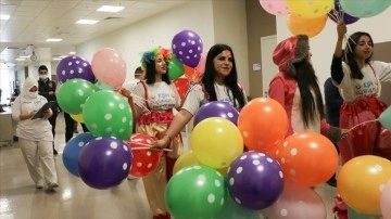 Kayseri Şehir Hastanesindeki hasta çocuklar "Küçük Kalpler Ekibi" ile moral buldu