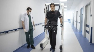 Kaza sonucu felç kalan genç, "robotik rehabilitasyon" ile ayağa kalktı