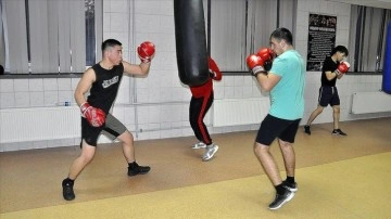Kırgızistan-Türkiye Manas Üniversitesi öğrencilerine, dünya şampiyonundan boks dersleri
