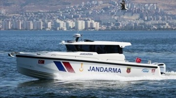 Milli imkanlarla üretilen 2 bot, İzmir'de jandarmaya teslim edildi