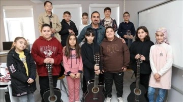 Müzik sevdalısı sosyal bilgiler öğretmeni köy çocuklarının ruhuna dokundu
