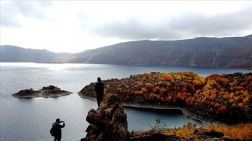 Nemrut Krater Gölü sonbahar renklerine büründü