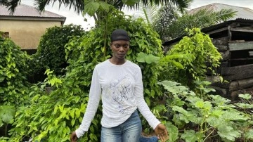 Nijeryalı genç kız bahçede kurduğu "çuval tarlası"nda sebze-meyve yetiştiriyor