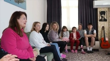Oğluyla Adana'ya gelen Ukraynalılara evini açtı