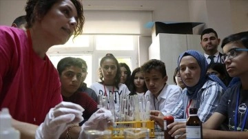 Ortaokul öğrencileri üniversite sıralarında bilimsel eğitim alıyor