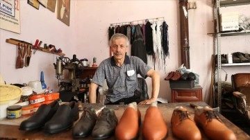 Özcan usta, 45 yıldır el emeği ayakkabı üretiyor