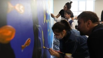 Özel öğrenciler, okullarının duvarlarını kendi elleriyle boyadı