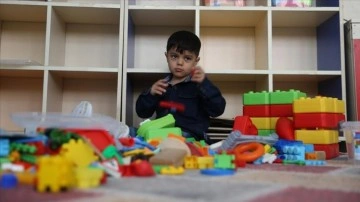 Protez bacakla hayata tutunan Suriyeli Muhammed okula başladı