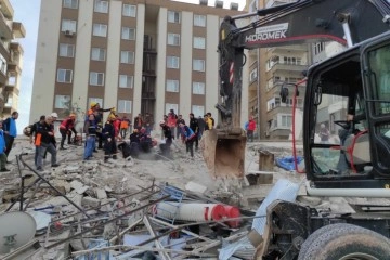 Şanlıurfa'da çöken binada arama kurtarma çalışmaları başlatıldı