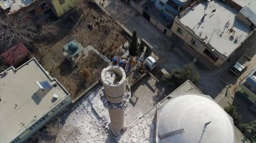 Şanlıurfa'da depremde hasar gören minare kontrollü yıkıldı