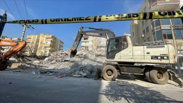 Şanlıurfa'da depremde yıkılan boş binaların enkazı kaldırılıyor