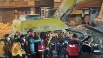 Şanlıurfa'da enkaz altında kalan kadın 69 saat sonra kurtarıldı