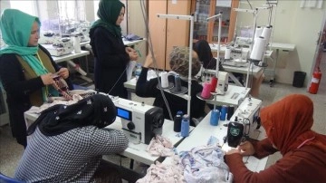 Şanlıurfa'da kadın kursiyerler depremzedeler için kışlık kıyafet dikiyor