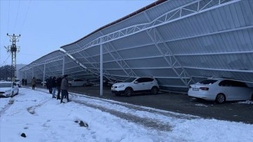 Şanlıurfa'da kar nedeniyle çöken tentenin altında kalan 44 araçta hasar oluştu