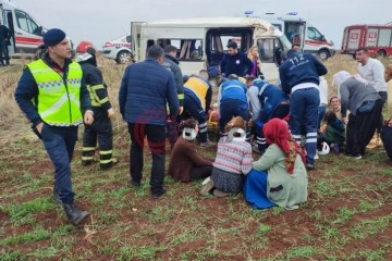 Şanlıurfa’da tarım işçilerini taşıyan minibüs şarampole devrildi: 23 yaralı