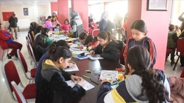 Şanlıurfa'daki depremzede çocuklar ressam eşliğinde moral buluyor