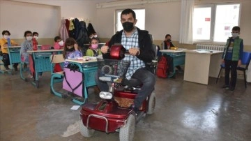 Tekerlekli sandalyeli öğretmen azmiyle örnek oluyor