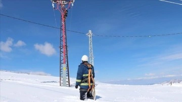 Tokat'ta enerji timlerinin 2 metrelik karda zorlu mesaisi sürüyor