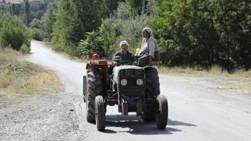 Traktör kullanan 74 yaşındaki kadın bağ bostan işlerini öz yapıyor
