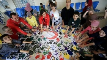Türk Kızılay savaş mağduru çocukları mutlu etmek için çalışıyor