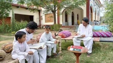 Türkiye Maarif Vakfı mektebinden yetkilendirilmiş Pakistanlı Ömer Türkçe sevgisini köyüne taşıdı