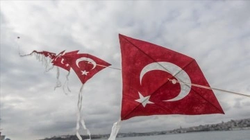 Üsküdar'da Türk bayraklı 150 uçurtma, boğazın üzerinde 225 metrelik zincir oluşturdu