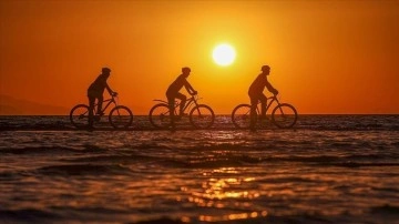 Van Gölü'nde oluşan adacıklarda bisiklet sürerek su seviyesinin düşmesine dikkat çektiler