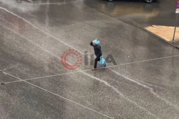 Yağmura hazırlıksız yakalanan vatandaşlar başlarına poşet geçirdi